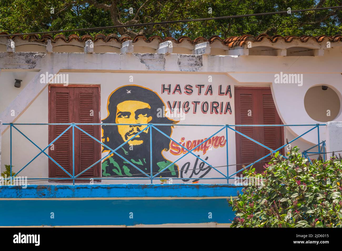 Wandgemälde auf der Restaurantwand in Viñales, Kuba, mit dem Gesicht von Che Guevara und der Phrase „Hasta la victoria siempre“ Stockfoto