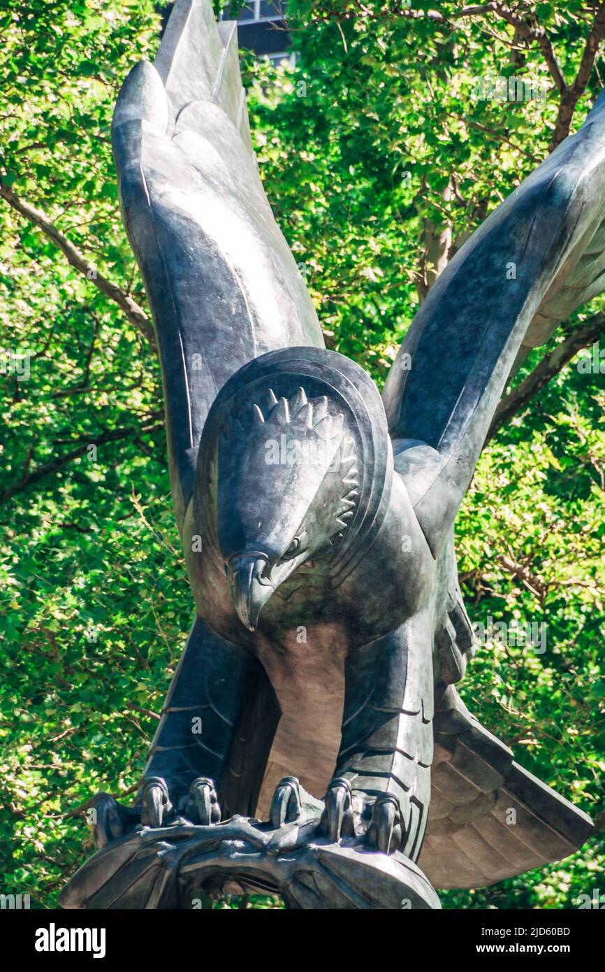 New York City, Bronzeadler-Skulptur im Battery Park. Stockfoto