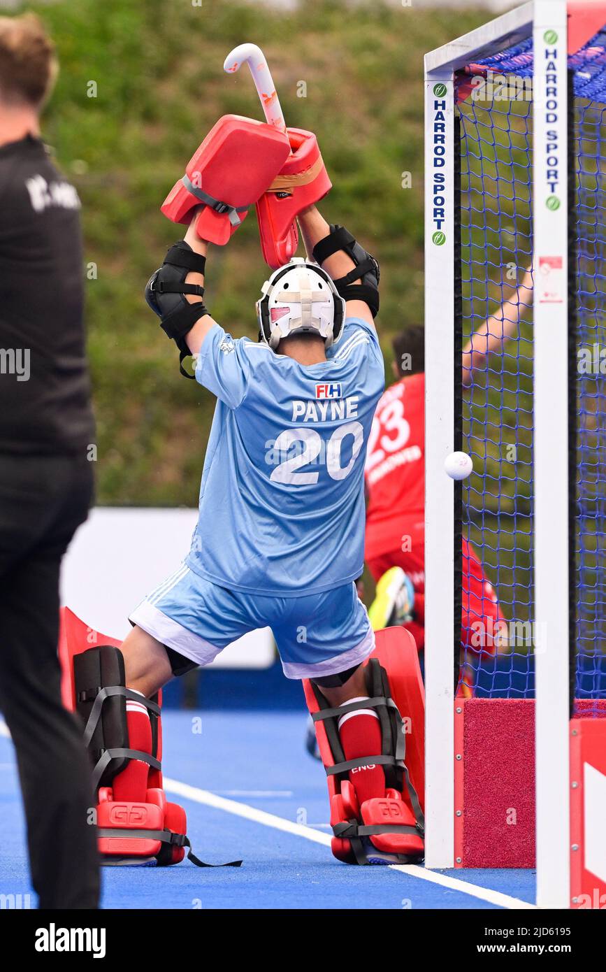 Englands Torhüter Ollie Payne hält ein Tor während eines Eishockeyspiels zwischen England und den belgischen Roten Löwen in der Gruppenphase (Spiel 15 von 16) des FIH Pro League-Wettbewerbs der Männer am Samstag, den 18. Juni 2022 in London, Großbritannien, nicht auf. BELGA FOTO LAURIE DIEFFEMBACQ Stockfoto