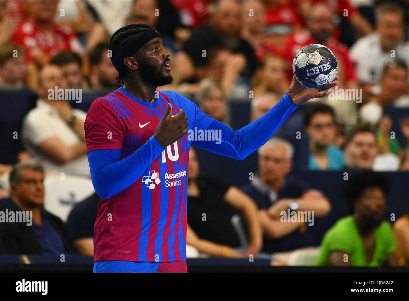 KÖLN, DEUTSCHLAND - 18. JUNI 2022: Dika Mem. Semifinale THW Kiel - Barca EHF FINAL4 Männer Stockfoto