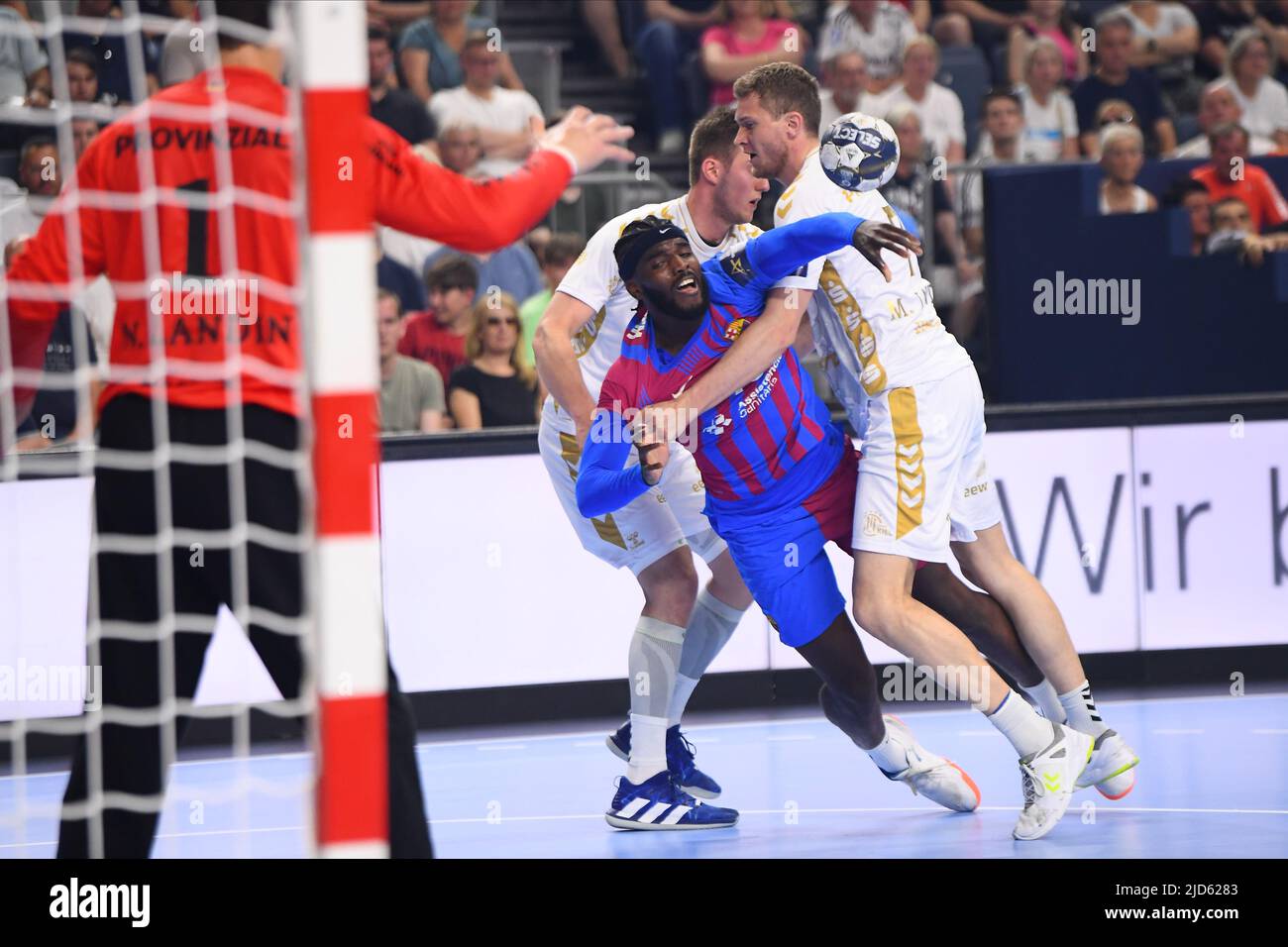 KÖLN, DEUTSCHLAND - 18. JUNI 2022: Dika Mem. Semifinale THW Kiel - Barca EHF FINAL4 Männer Stockfoto