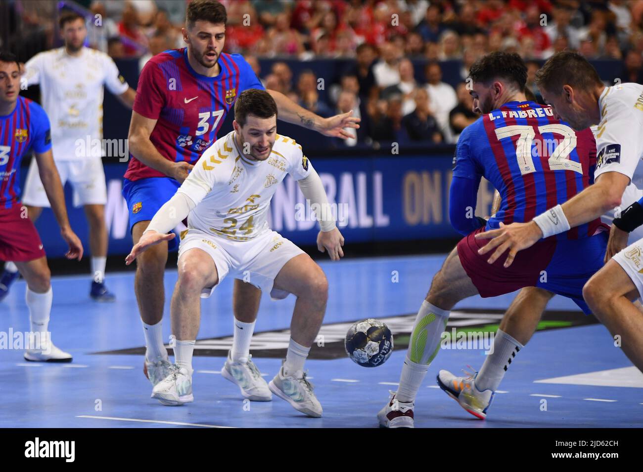 KÖLN, DEUTSCHLAND - 18. JUNI 2022: 24 Miha Zarabec. Semifinale THW Kiel - Barca EHF FINAL4 Männer Stockfoto