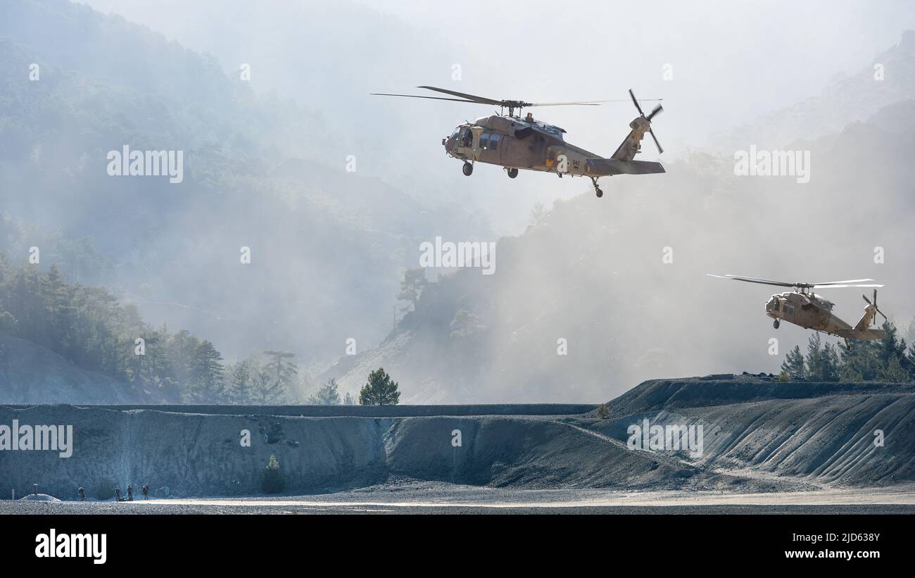 AMIANTOS, ZYPERN - 2. JUNI 2022: Israelische Soldaten warten auf zwei Black Hawk-Hubschrauber, die während der gemeinsamen Militärübung „Agapino“ zwischen Zypern und Israel landen Stockfoto