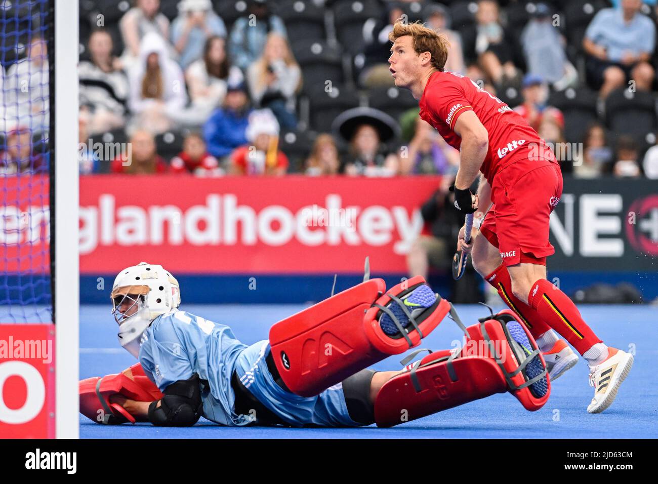 Englands Torhüter Ollie Payne und der belgische Gauthier Boccard kämpfen während eines Shootings während eines Eishockeyspiels zwischen England und den belgischen Roten Löwen in der Gruppenphase (Spiel 15 von 16) des Men's FIH Pro League-Wettbewerbs, Samstag, 18. Juni 2022 in London, Vereinigtes Königreich. BELGA FOTO LAURIE DIEFFEMBACQ Stockfoto