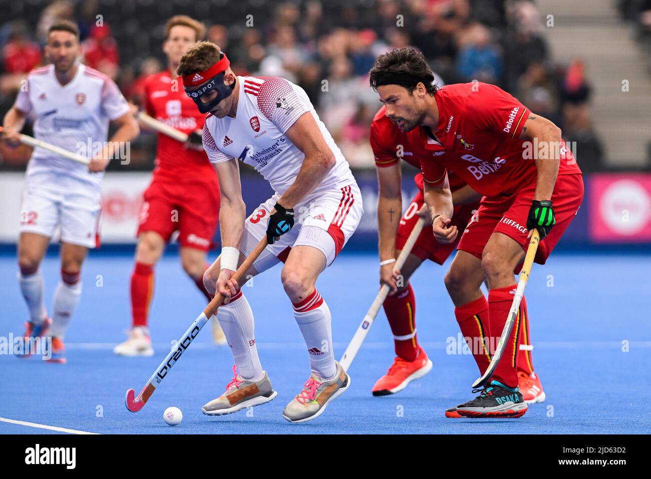 Der Engländer Sam ward und der Belgier Simon Gougnard kämpfen während eines Eishockeyspiels zwischen England und den belgischen Roten Löwen in der Gruppenphase (Spiel 15 von 16) des FIH Pro League-Wettbewerbs der Männer am Samstag, den 18. Juni 2022 in London, Großbritannien, um den Ball. BELGA FOTO LAURIE DIEFFEMBACQ Stockfoto