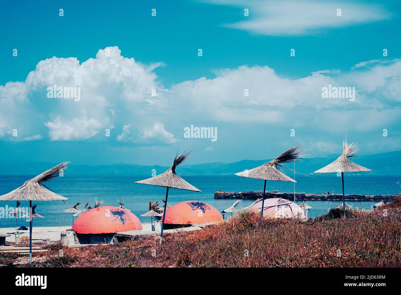 Bunker am Strand von Cape of Rodon. Sightseeing und Urlaub in Albanien Stockfoto