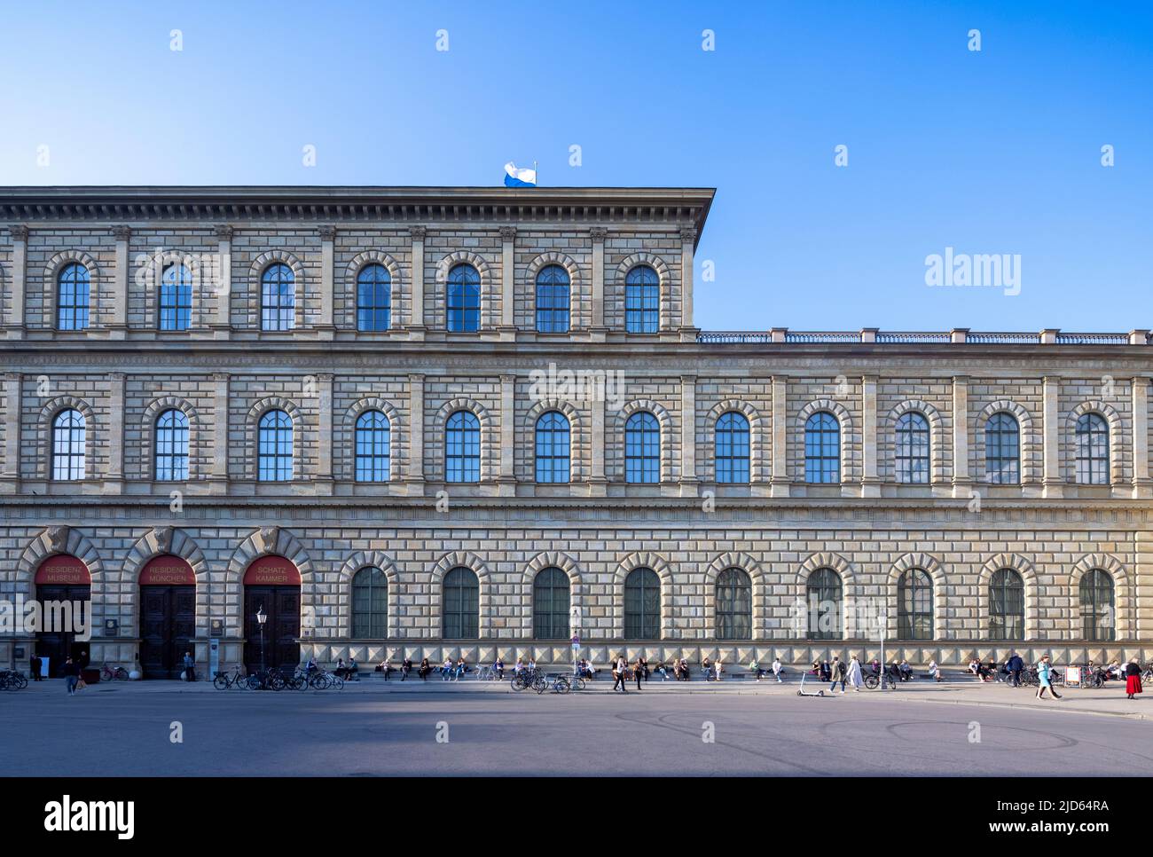 Operngäste in der Pause nebenan in der Münchner Residenz, dem ehemaligen königlichen Palast der bayerischen Wittelsbacher Monarchen. Stockfoto