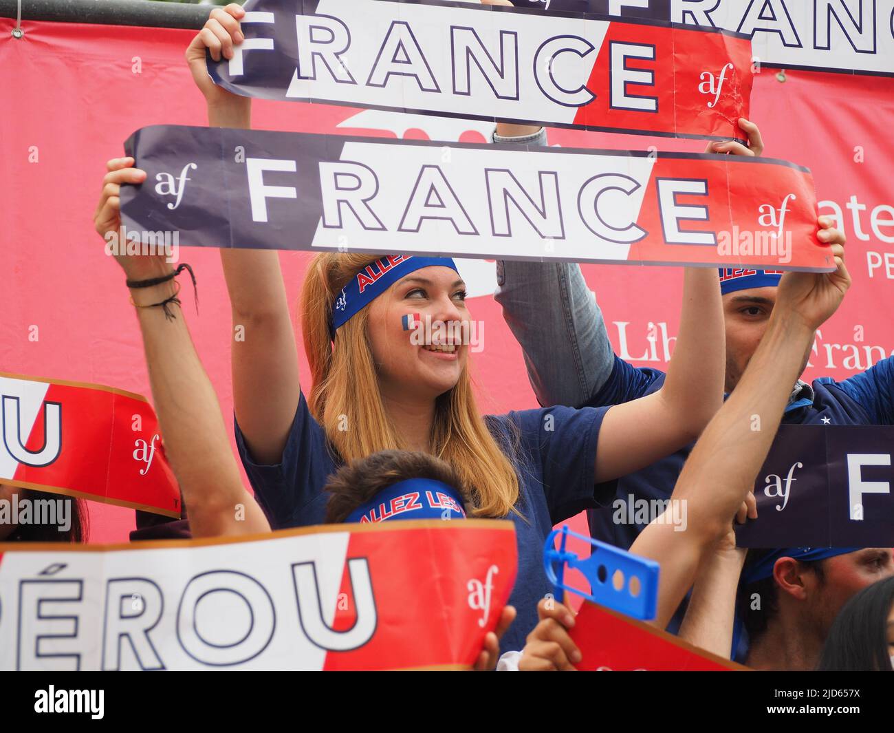 Ein blondes französisches Mädchen, das mit Spruchbändern umgeht, Fan des französischen Fußballteams, das beim Spiel „Alliance Francaise“ in Miraflores bei der Russland WM 2018 Peru gegen Frankreich zuschaut. Peru nimmt zum ersten Mal seit 36 Jahren an der FIFA Fußball-Weltmeisterschaft 2018 Teil. Stockfoto