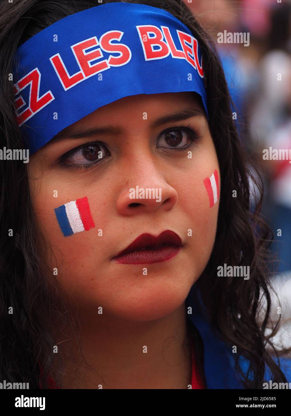 Ein Mädchen, das das Spiel von Russland WM 2018 Peru gegen Frankreich bei der Alliance Francaise in Miraflores beobachtet. Peru nimmt zum ersten Mal seit 36 Jahren an der FIFA Fußball-Weltmeisterschaft 2018 Teil. Stockfoto