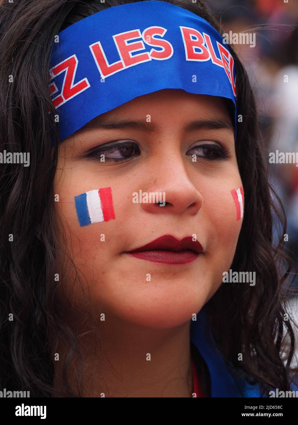 Ein Mädchen, das das Spiel von Russland WM 2018 Peru gegen Frankreich bei der Alliance Francaise in Miraflores beobachtet. Peru nimmt zum ersten Mal seit 36 Jahren an der FIFA Fußball-Weltmeisterschaft 2018 Teil. Stockfoto