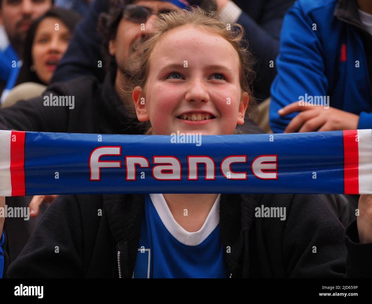Ein französisches Mädchen, das ein Banner in der Handhabung hat, Fan des französischen Fußballteams, das das Spiel von Peru gegen Frankreich bei der WM 2018 in Russland bei der Alliance Francaise in Miraflores beobachtet. Peru nimmt zum ersten Mal seit 36 Jahren an der FIFA Fußball-Weltmeisterschaft 2018 Teil. Stockfoto