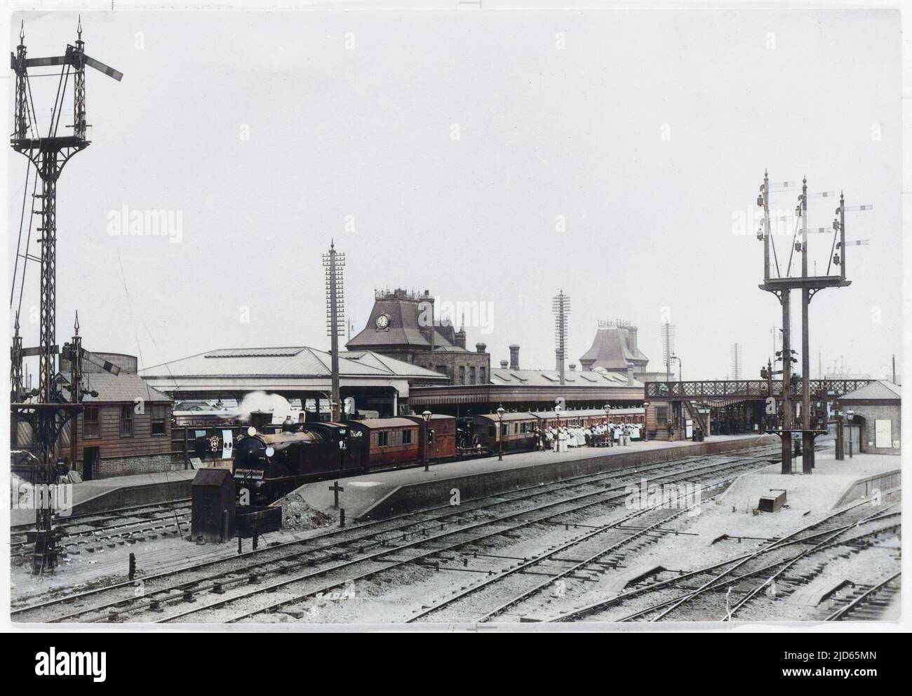 Die verkehrsreichste Station in Großbritannien, nicht weil Clapham ein so begehrtes Ziel ist, sondern weil sich hier so viele Linien treffen und kreuzen. Kolorierte Version von : 10003044 Datum: 1900 Stockfoto