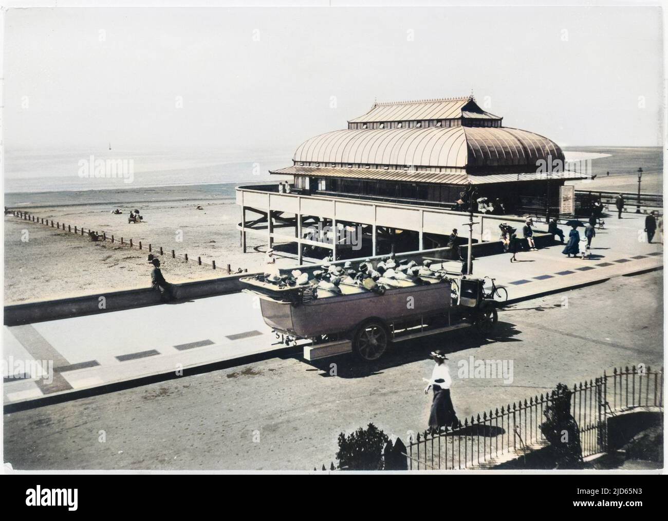 Eine Gruppe von Ausflüglern in ihrem Charabanc in Burnham-on-Crouch, Essex Colorized Version von : 10003042 Datum: 1918 Stockfoto Eine Gruppe von Ausflüglern in ihrem Charabanc in Burnham-on-Crouch, Essex Colorized Version von : 10003042 Datum: 1918 Stockfoto