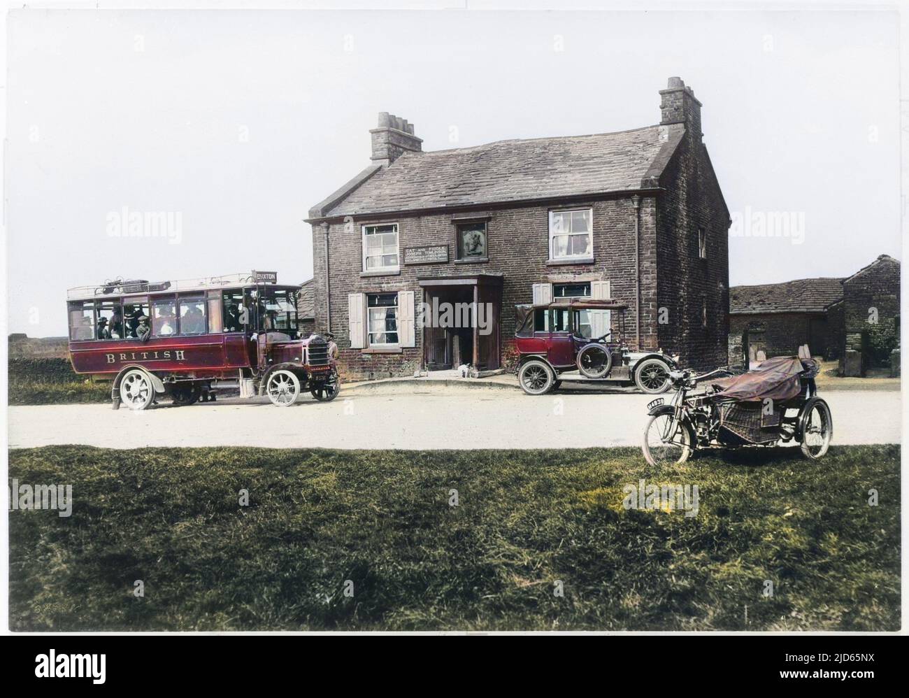 Der Buxton Bus, der am Cat and Fiddle Pub, Buxton, England ankommt. Kolorierte Version von : 10003043 Datum: 1915 Stockfoto