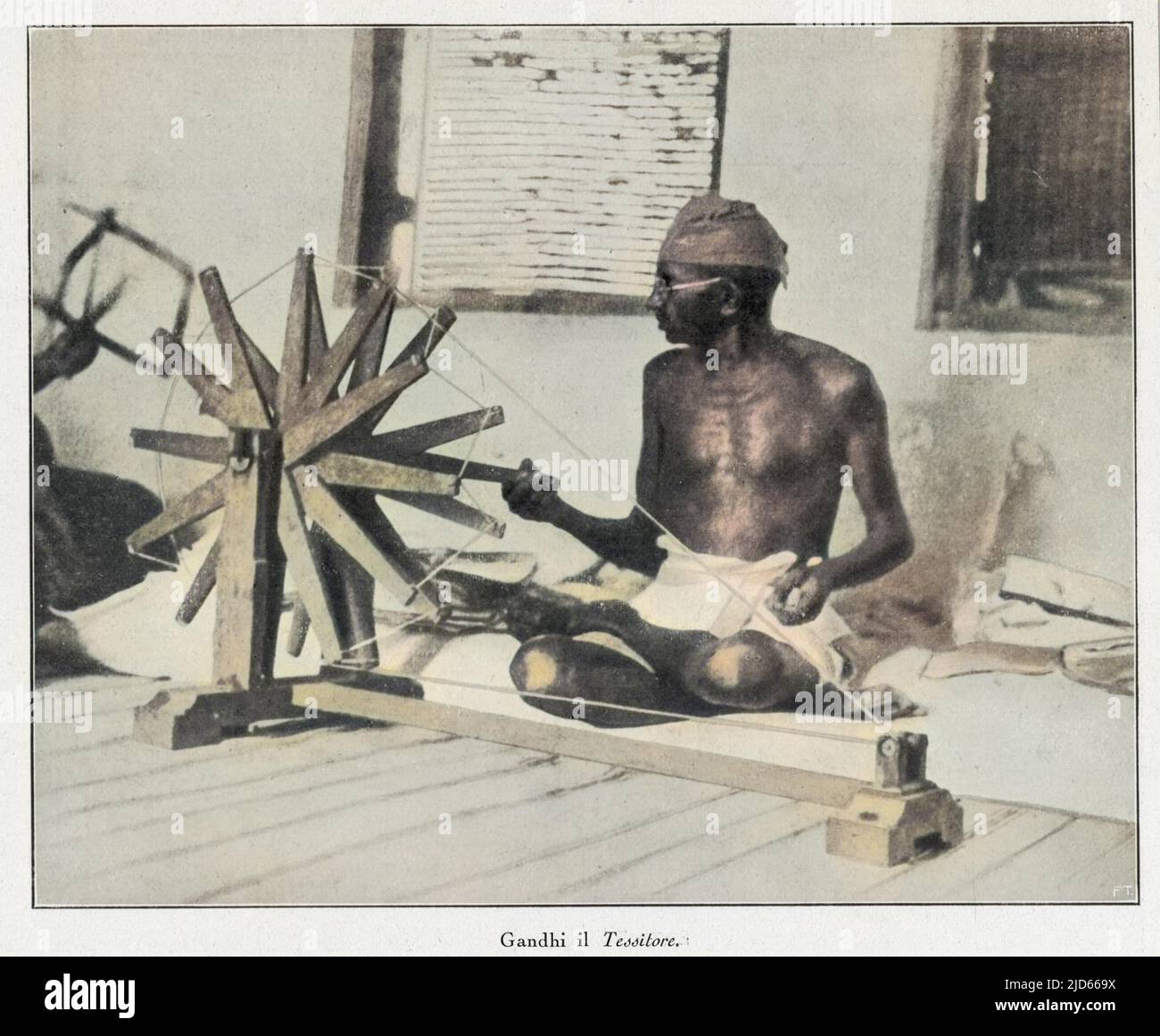 Mahatma Gandhi, indischer nationalistischer und spiritueller Führer, drehte sich 1931 an seinem Steuer (Charakha) und demonstrierte seine starke Arbeitsmoral. Kolorierte Version von : 10006065 Datum: 1869 - 1948 Stockfoto