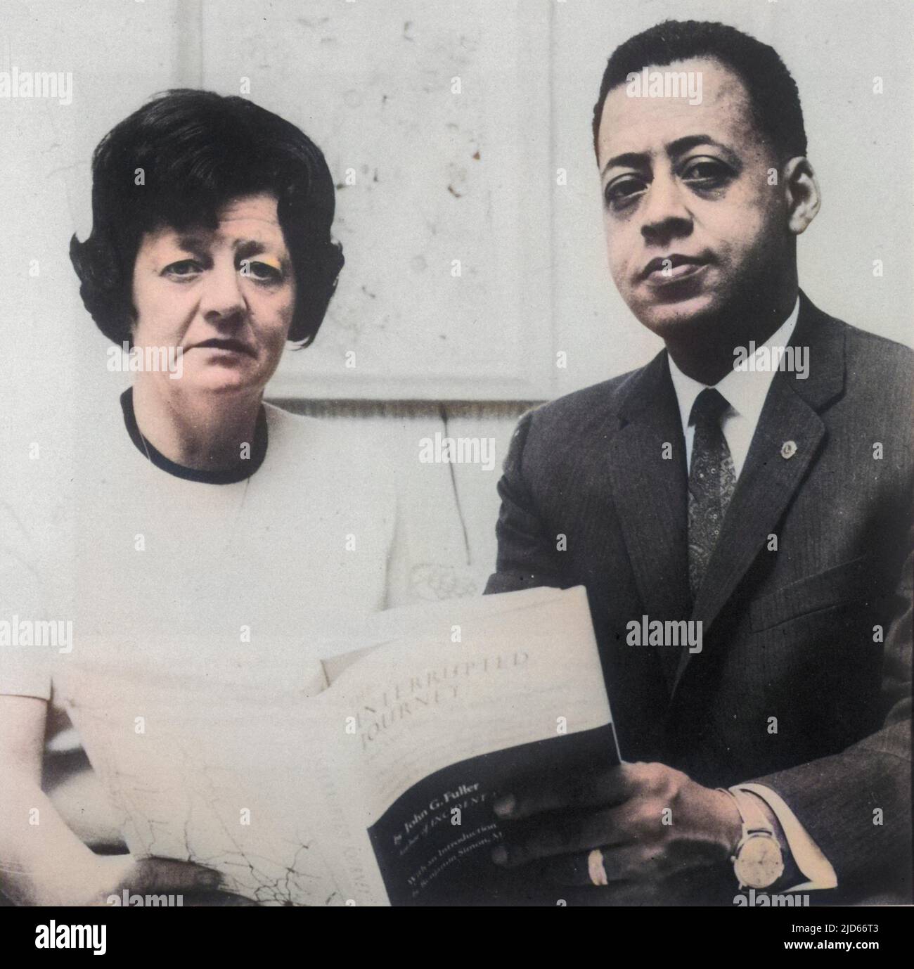 Das Ehepaar Hill fotografierte 1966, fünf Jahre nach ihrer behaupteten Entführung; sie halten John Fullers Buch „Interrupted Journey“, das ihre Geschichte erzählt. Kolorierte Version von : 10010919 Datum: 1961 Stockfoto