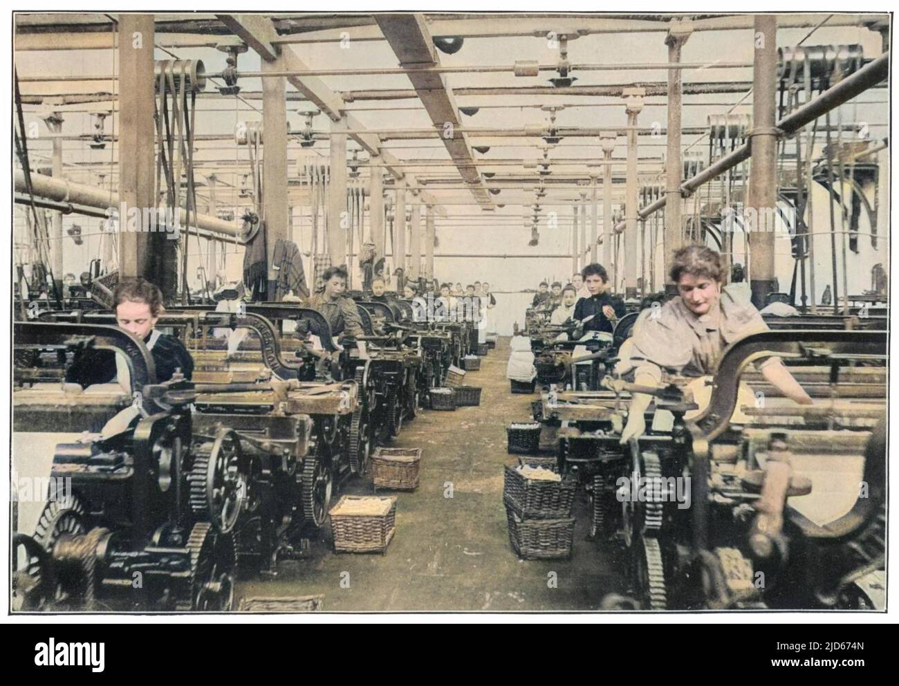 Frauen, die in einer Baumwollfabrik in Lancashire arbeiten Colorized Version von : 10012919 Datum: 1897 Stockfoto