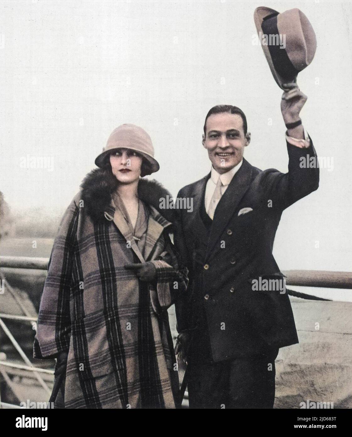 Rudolph Valentino kommt mit seiner Frau Natacha Rambova nach England, nachdem er den Atlantik an Bord der 'Aquitania' Colorized Version von : 10051660 überquert hat Datum: 1923 Stockfoto