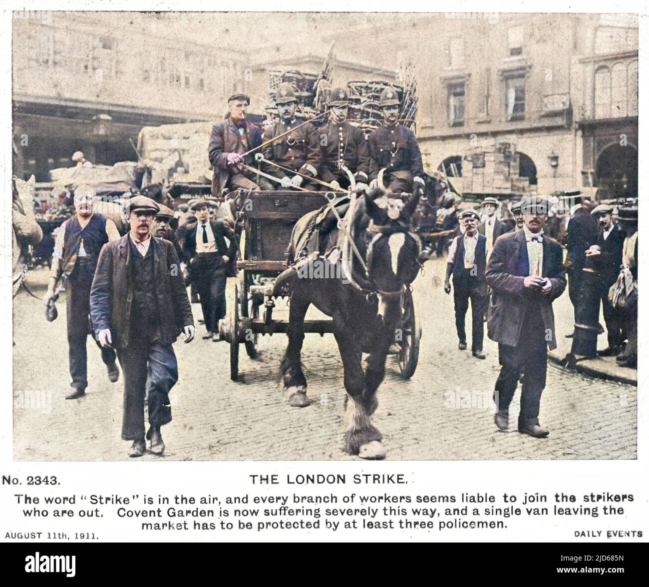 Covent Garden Markt leidet unter Streikaktionen; ein einziger Wagen, der den Markt verlässt, muss von drei Polizisten geschützt werden Colorized Version von : 10067797 Datum: August 11 Stockfoto