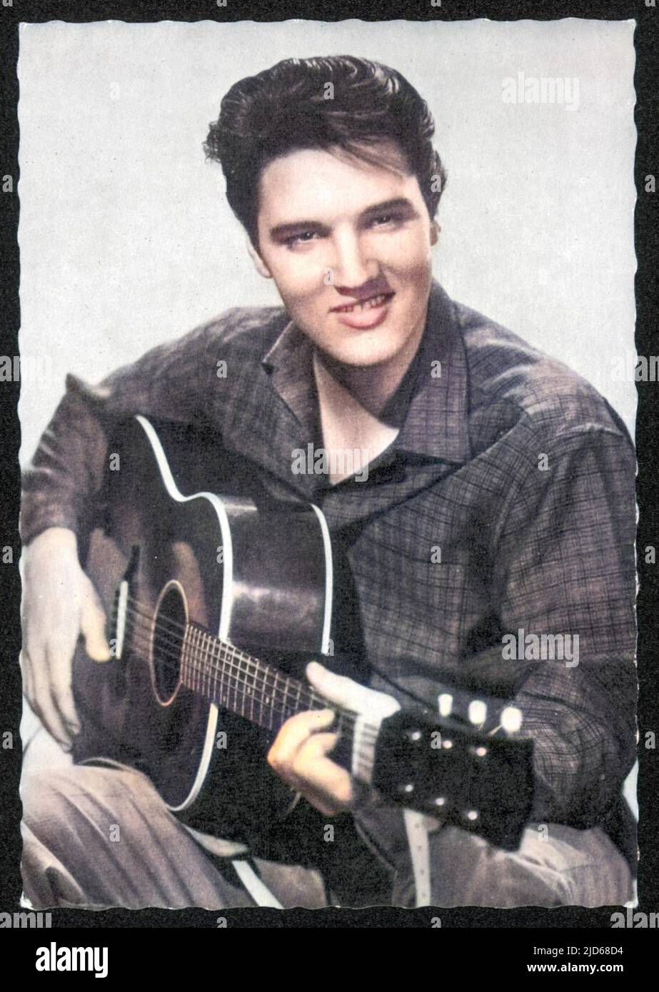 ELVIS PRESLEY amerikanischer Pop-Sänger, Gitarrist und Schauspieler in Musikfilmen, hier mit seiner Gitarre Colorized Version von : 10096365 Datum: 1935 - 1977 Stockfoto