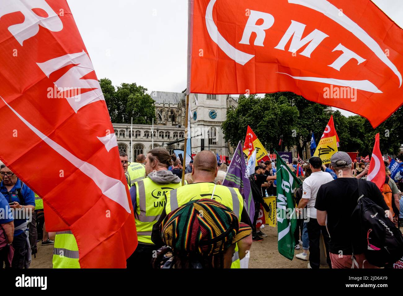 London, 18.. Juni 2022. Die Mitglieder der Gewerkschaft der Beschäftigten des Eisenbahn-, Schiffs- und Verkehrswesens schließen sich Tausenden von Gewerkschaftsmitgliedern auf dem von der TUC organisierten „We Demand Better march“ an. Stockfoto