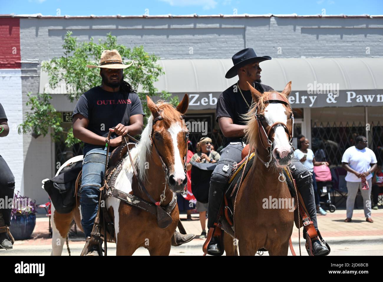 Zebulon, NC, USA, 18.. Juni 2022, afroamerikanische Cowboys ziehen zu Pferd durch die Innenstadt von Zebulon im Rahmen einer wochenlangen Feier der Befreiung von der Sklaverei. Der 2021. Juni ist ein Bundesfeiertag zum Gedenken an die militärische Ankündigung vom 19 1865. Juni, die die Freiheit für versklavte Menschen in Galveston, Texas, proklamiert. Viele Sklaven in Texas waren sich der Emanzipationsproklamation von Präsident Lincoln aus dem Jahr 1863 nicht bewusst, die sie zwei Jahre zuvor aus der Sklaverei befreite, und Sklaven in Galveston waren die letzten, die die Nachrichten hörten. Credit D Guest Smith / Alamy Live News Stockfoto
