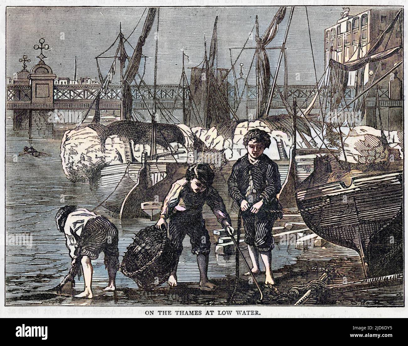 Barfuß „Mudlarks“, die in der Themse bei niedrigem Wasser nach Treibholz für Treibstoff zur Beheizung ihrer Häuser durchfortscheln. Kolorierte Version von : 10231540 Datum: 1878 Stockfoto