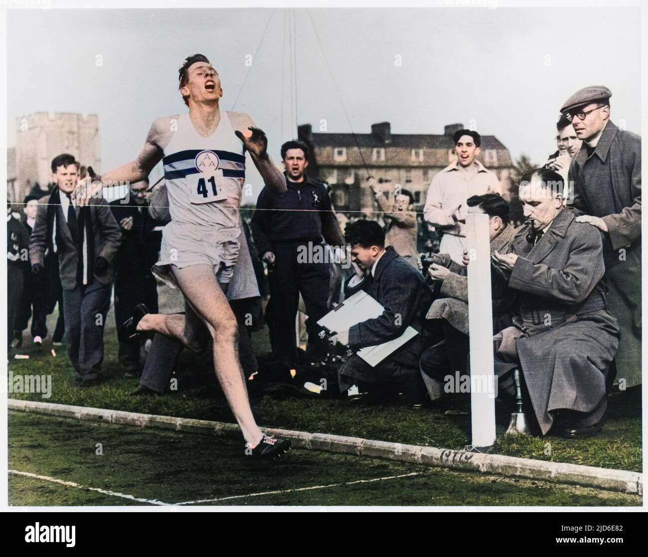 Roger Bannister aus Großbritannien ist mit einer Zeit von 3 Minuten und 59,4 Sekunden der erste, der in weniger als 4 Minuten eine Meile auf dem Iffley Road Sports Ground, England, gelaufen ist. Kolorierte Version von : 10082545 Datum: 06-Mai-54 Stockfoto