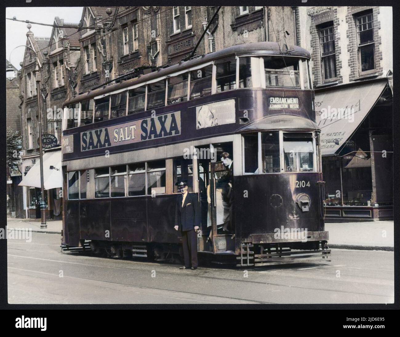 Eine Straßenbahn auf einer Londoner Straße in Richtung Embankment Colorized Version von : 10143031 Datum: 1949 Stockfoto