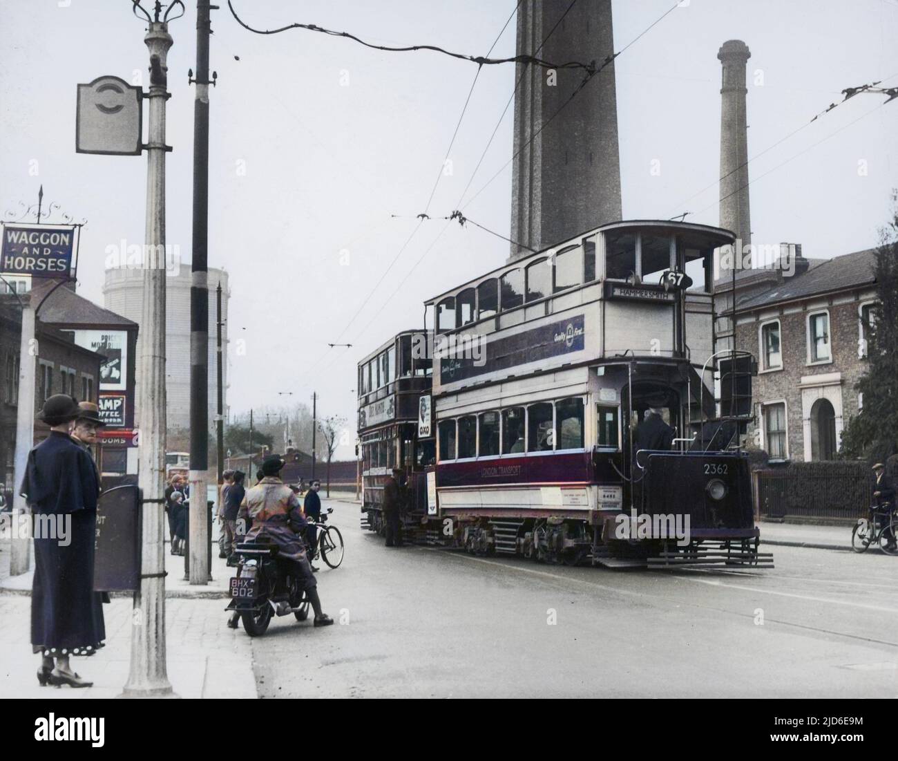 Zwei Straßenbahnen nähern sich der Kew Bridge, London Colorized Version of : 10143147 Datum: 1935 Stockfoto