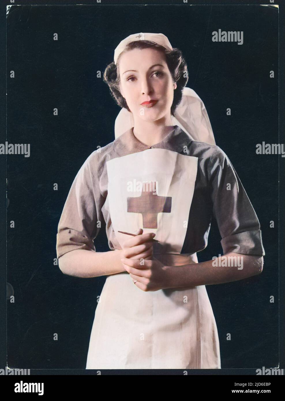 Porträtfoto einer eher engelhaften Krankenschwester mit einem ruhigen Gesicht. Kolorierte Version von : 10139310 Datum: Ca. 1940 Stockfoto