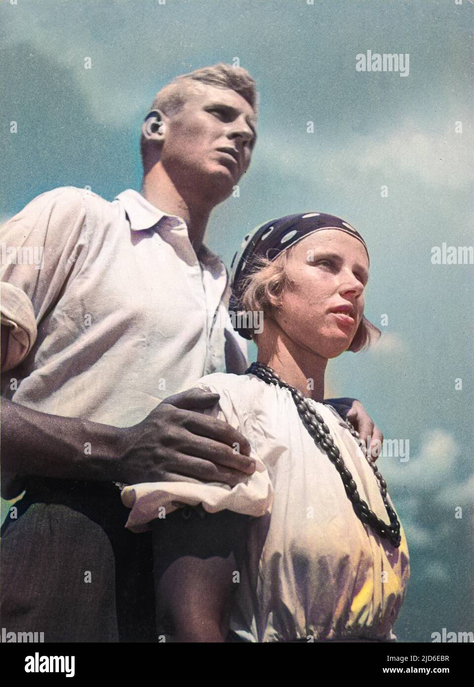 Ein typisches Arierpaar, das sehr stark und gesund aussieht, der Mann, der seine Hände auf den Schultern der Frau ruhte. Kolorierte Version von : 10093812 Datum: 1940s Stockfoto