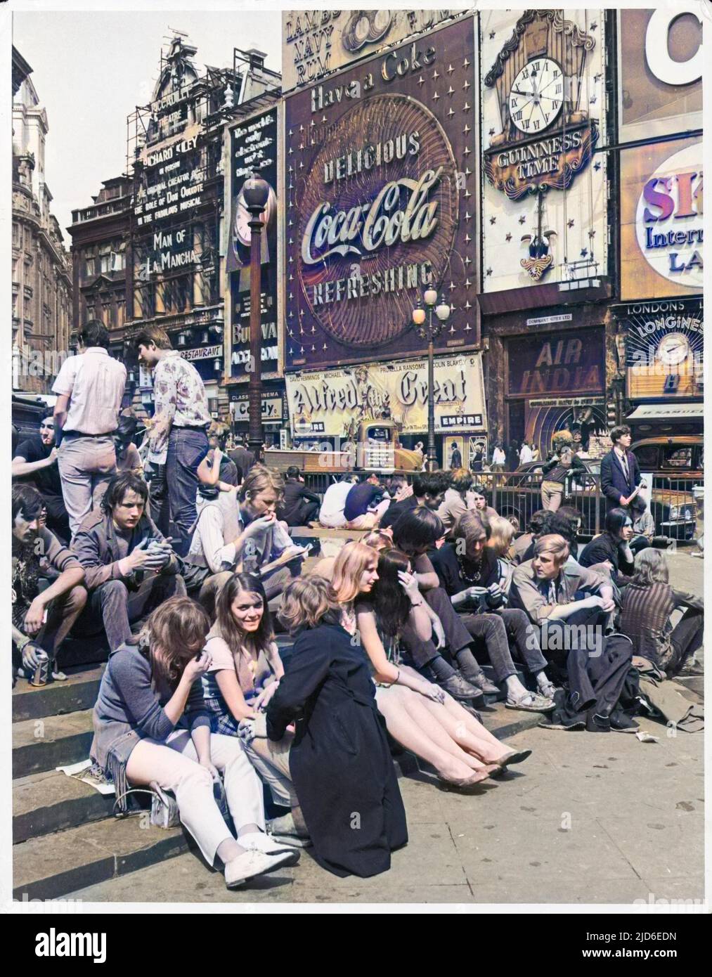Jugendliche hängen um die Eros-Statue im Piccadilly Circus Colorized Version von : 10144216 Datum: 1969 Stockfoto