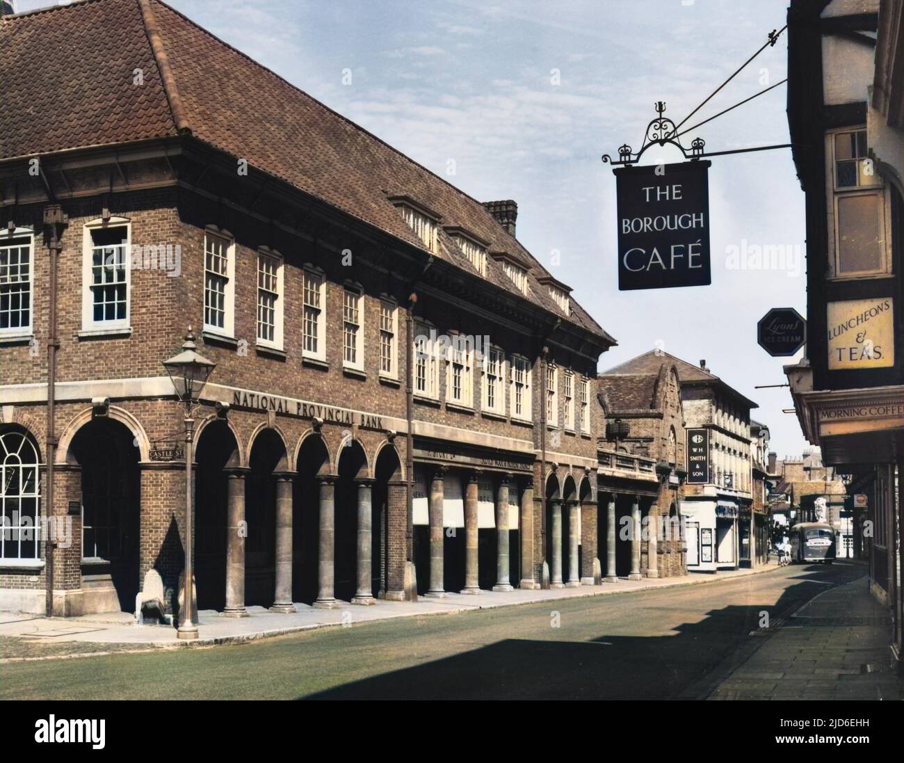 Die Stadt Farnham, Surrey, wird von außerhalb des Borough Cafés aufgenommen und bietet Mittagessen, Morgenkaffees und Tees, gegenüber der National Provincial Bank. Kolorierte Version von : 10148277 Datum: 1950s Stockfoto
