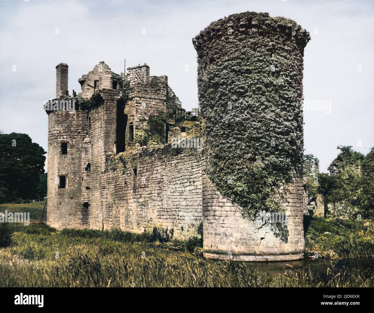 Caerlaverock Castle, Dumfriesshire, Schottland, ein schönes Beispiel für die militärische Architektur des frühen 15.. Jahrhunderts, dreieckig in Form, mit einem doppelten Graben, Trommeltürme, etc. Colorized Version von : 10147585 Datum: 1940s Stockfoto