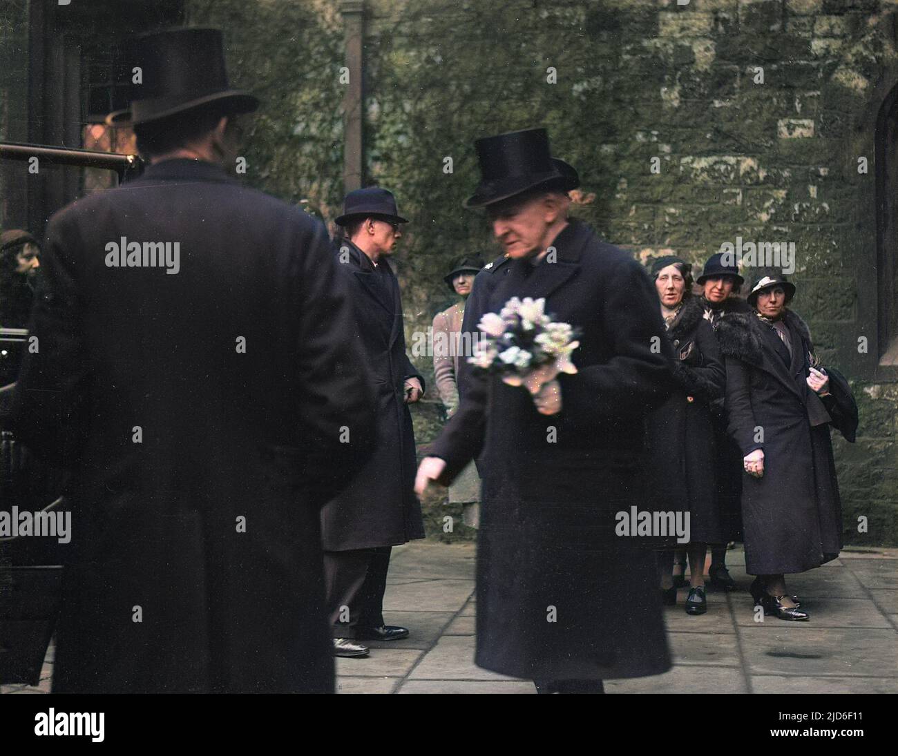 COSMO GORDON LANG, 1. Baron lang of Lambeth Erzbischof von Canterbury von 1928 bis 1942. Hier in ein Auto, mit einem Blumenstrauß. Kolorierte Version von : 10163464 Datum: 1864 - 1945 Stockfoto