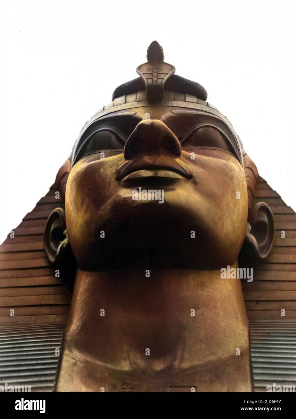 Der Kopf einer bronzenen Sphinx am Ufer, London, einer von einem Paar, das Cleopatras Nadel, die 1878 von Ägypten nach England gebracht wurde, als Kompliment machte. Kolorierte Version von : 10161918 Datum: Anfang 1930s Stockfoto