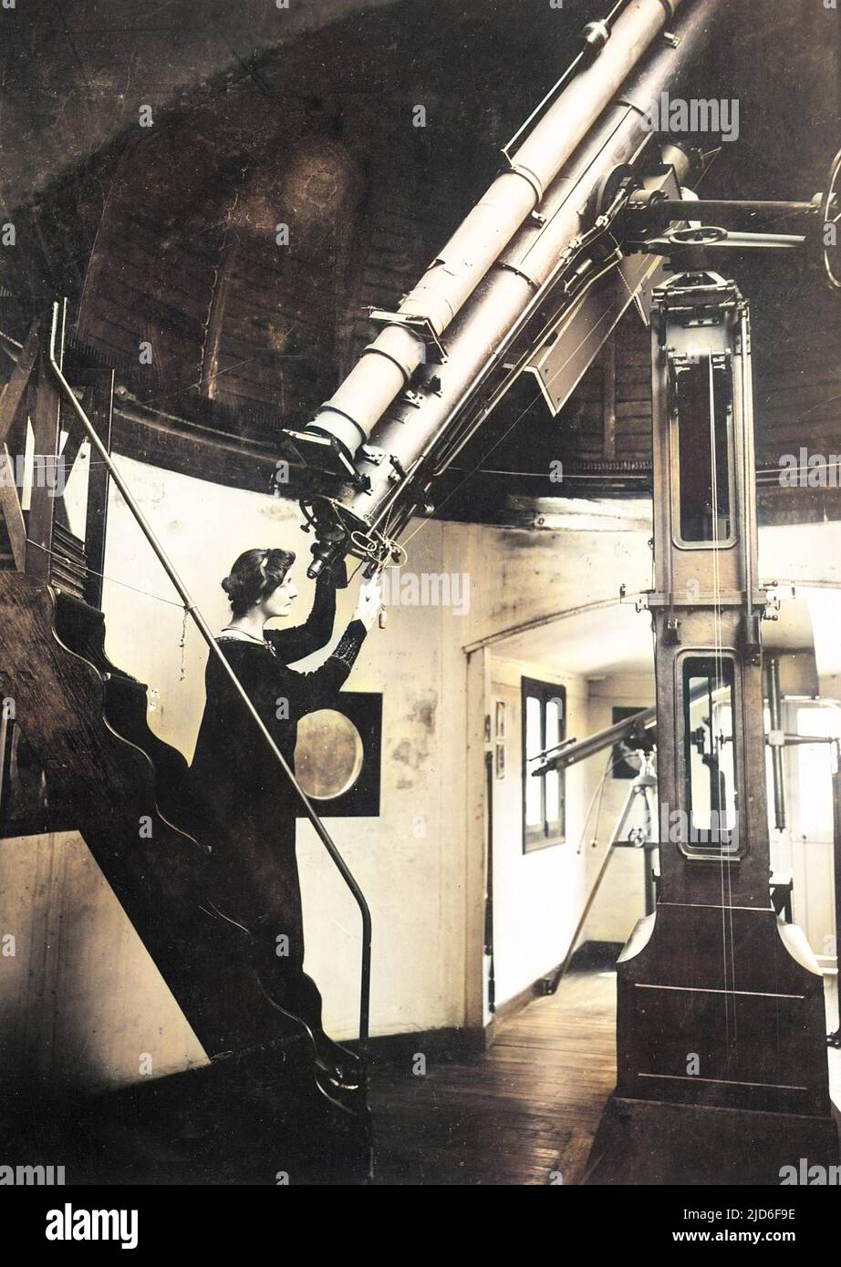 Camille Flammarion Observatory in Juvisy-sur-Orge, einem Vorort von Paris, Frankreich. Dies war die Sternwarte des berühmten französischen Astronomen Camille Flammarion (1842-1925). Die Astronomin, die auf diesem Foto abgebildet ist, ist Flammarions zweite Frau, Gabrielle Renaudot Flammarion (1877-1962). Im März 2010 wurde das Gebäude vom französischen Kulturministerium als historisches Monument eingestuft. Das Observatorium gehört zum Soci Stockfoto