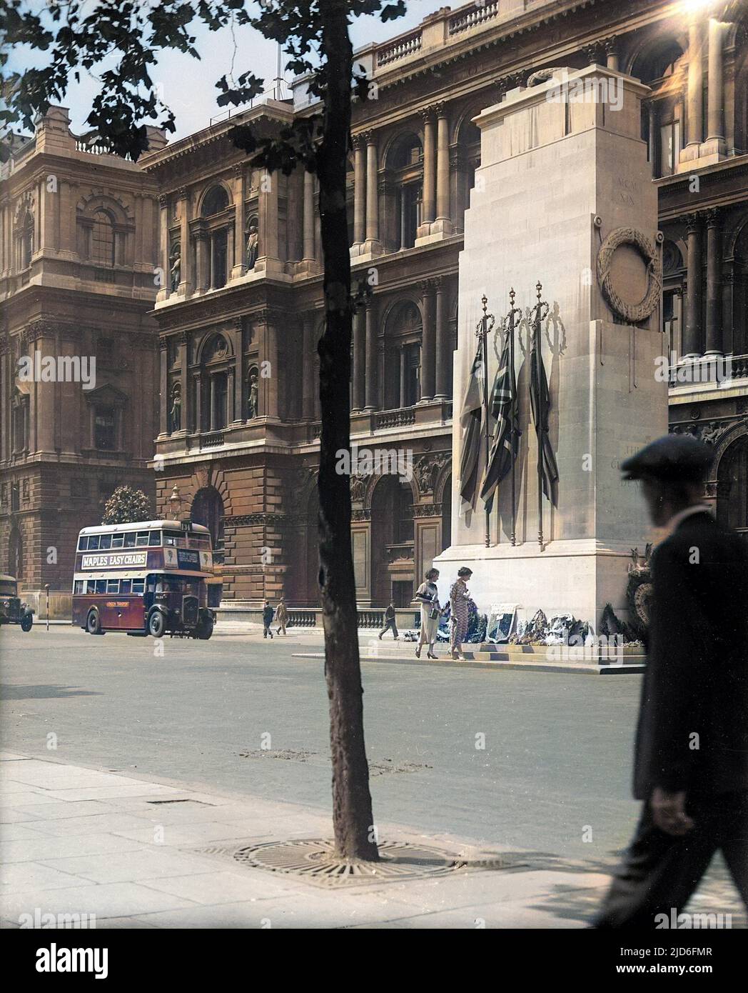 Das Cenotaph auf der Londoner Whitehall, das Edwin Lutyens 1920 entworfen hat, hat eine Inschrift mit der Aufschrift „The Glorious Dead“. Kolorierte Version von : 10167477 Datum: 1930s Stockfoto