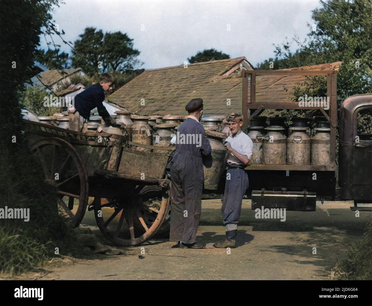 Die britische Milchindustrie - ein LKW aus der Fabrik sammelt täglich Milchkrüner vom Bauernhof. Kolorierte Version von : 10170975 Datum: 1950s Stockfoto