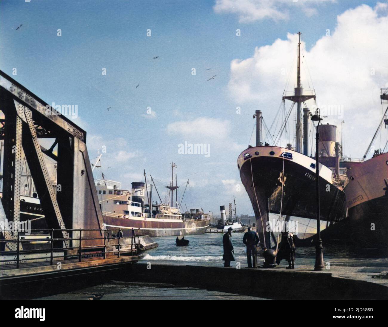 Eine Anlegestelle, die Schiffe zeigt, die in Birkenhead Docks, Merseyside, England, vertäut sind. Kolorierte Version von : 10171136 Datum: 1950s Stockfoto