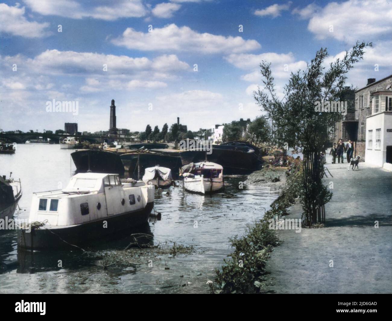 Strand-on-the-Green, Middlesex. Oberhalb von Chiswick und in der Nähe der Kew Bridge befindet sich diese malerische Siedlung am Wasser mit alten Häusern, Hütten und Gasthäusern entlang der Themse. Kolorierte Version von : 10181175 Datum: 1950s Stockfoto