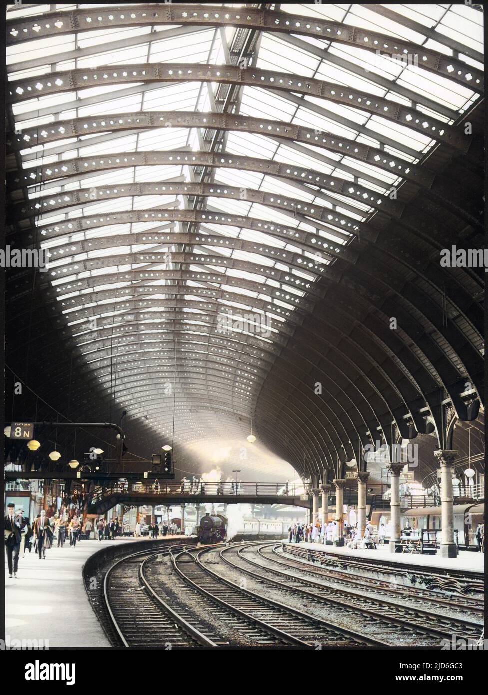 Ein Dampfzug, der den Bahnhof von York, Yorkshire, England, erreicht. Kolorierte Version von : 10170994 Datum: Ca. 1960 Stockfoto