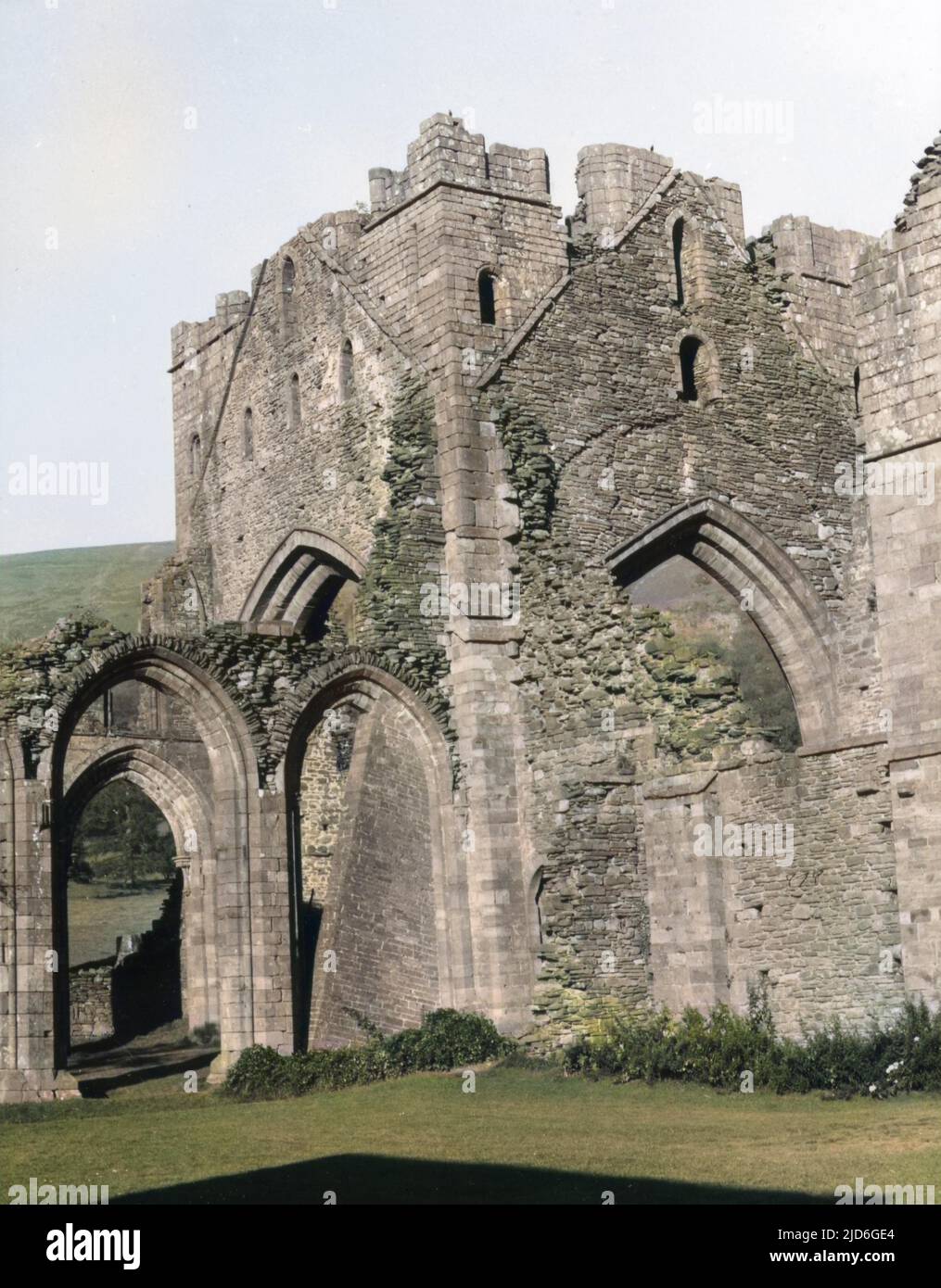 Llanthony Piory, im Vale of Ewyas in den Welsh Black Mountains, eines der frühesten Häuser der Augustiner-Chorherren, die in Großbritannien gegründet werden und eines von nur einer Handvoll in Wales Colorized Version von : 10181391 Datum: 12. Jahrhundert Stockfoto