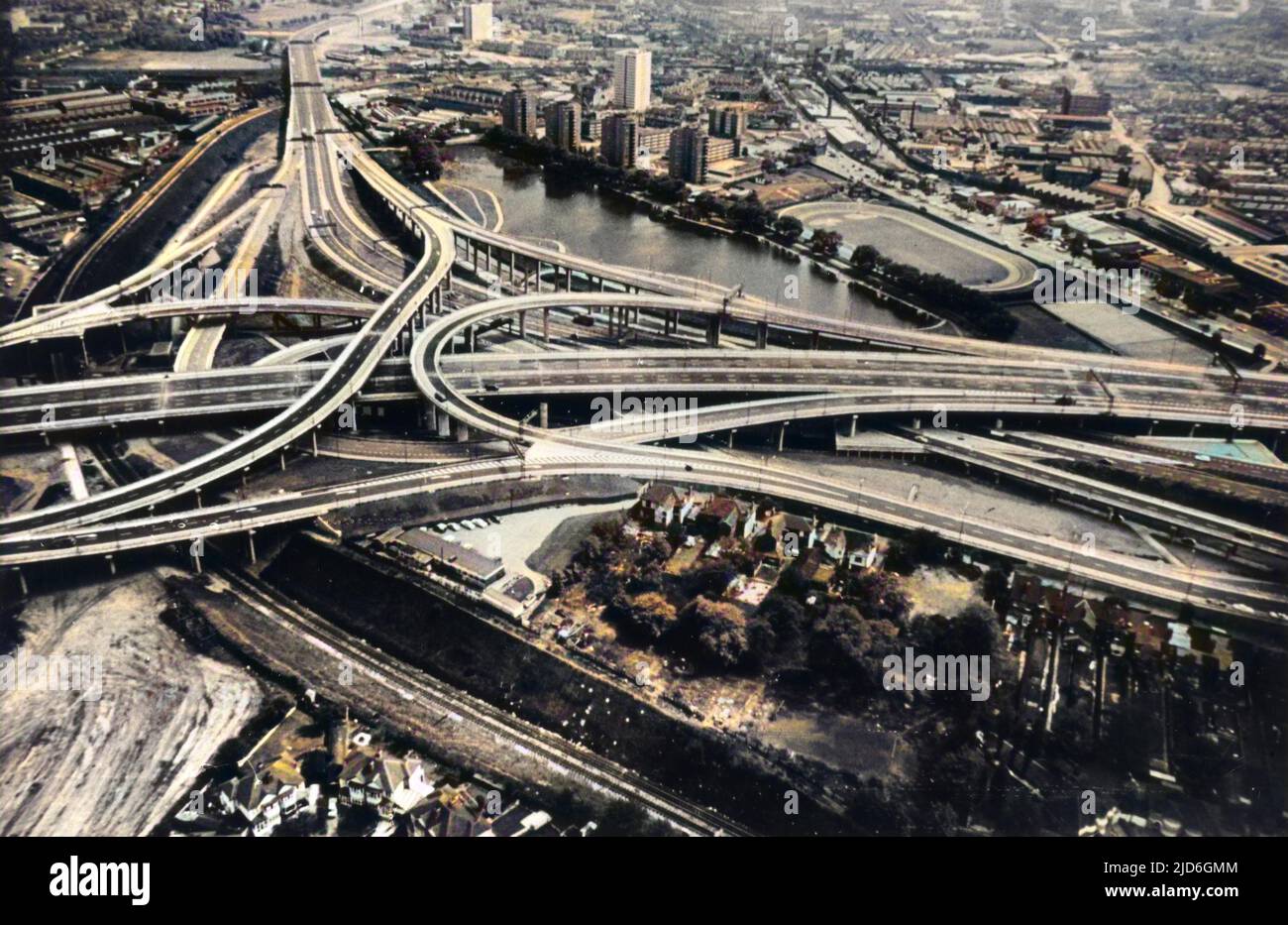 SPAGHETTI JUNCTION Luftaufnahme des berühmten Gewirr von Straßen, die gemeinsam als „Spaghetti Junction“ bekannt sind, Birmingham, England. Kolorierte Version von : 10186244 Datum: 1970s Stockfoto