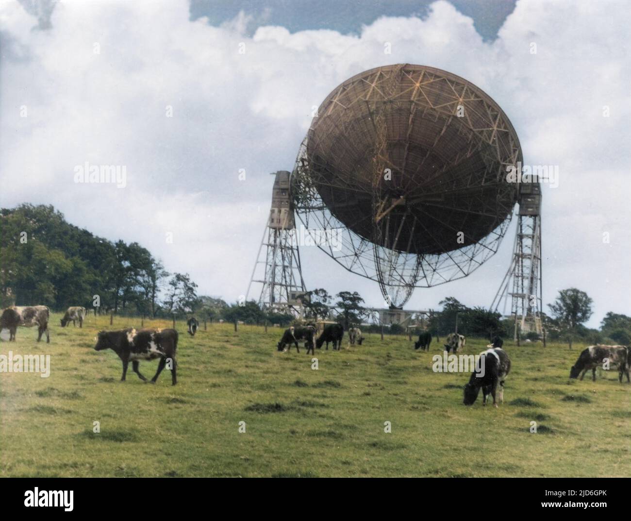 Das Lovell-Radioteleskop, die Idee von Sir Bernard Lovell, war viele Jahre das größte der Welt und dominiert die Landschaft von Cheshire über Meilen hinweg. Kolorierte Version von : 10187385 Datum: 1960s Stockfoto