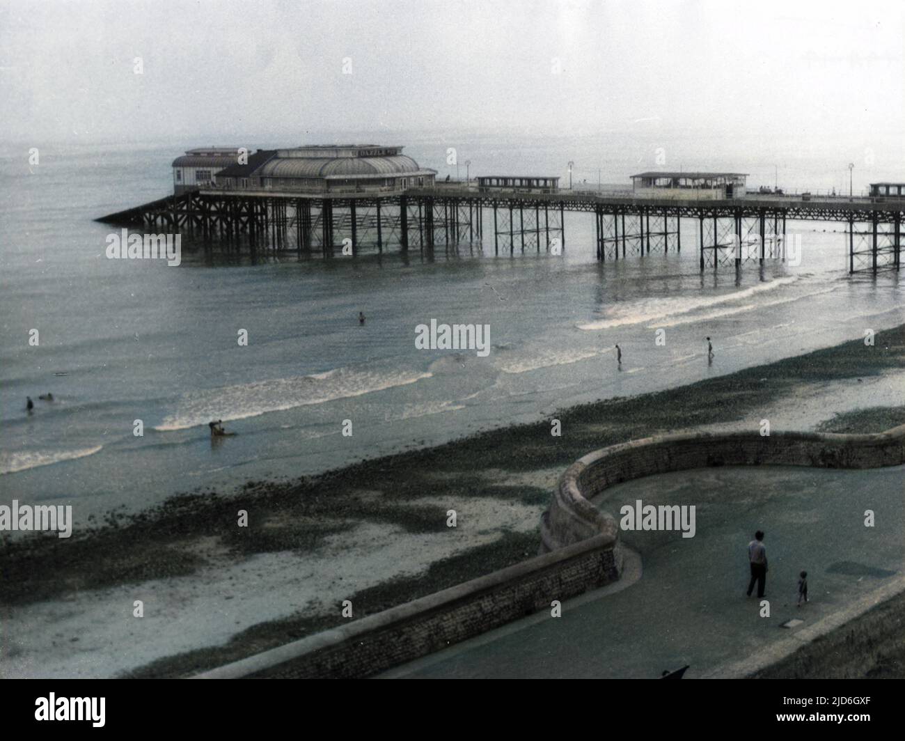 Ein Blick auf den feinen Pier in Cromer, Norfolk, England. Erbaut im Jahr 1901 und im Laufe der Jahre erweitert, ersetzt eine Reihe von früheren Piers. Kolorierte Version von : 10183280 Datum: 1960s Stockfoto