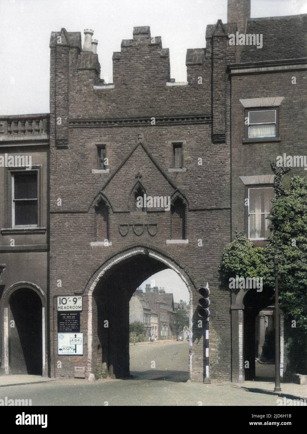 North Bar, Beverley, Yorkshire, England, das einzige erhaltene mittelalterliche Tor in dieser schönen Altstadt. Kolorierte Version von : 10187715 Datum: Mittelalter Stockfoto