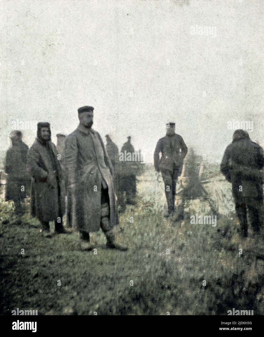 Deutsche und britische Soldaten verbrüdern sich während eines Weihnachtsstillstands 1914 während des Ersten Weltkriegs.Kolorierte Version von: 10216248 Datum: 1914 Stockfoto Deutsche und britische Soldaten verbrüdern sich während eines Weihnachtsstillstands 1914 während des Ersten Weltkriegs.Kolorierte Version von: 10216248 Datum: 1914 Stockfoto