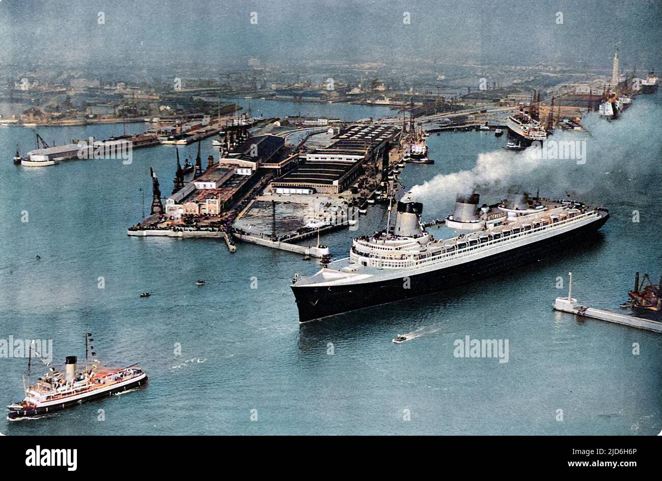 Foto des französischen Luxusliners „Normandie“, der Le Havre auf ihrer Jungfernfahrt verlassen hat. Als sie 4 Tage und drei Stunden später in New York ankam, hatte sie das Blue Riband recht leicht eingefangen und dabei alle Atlantic-Rekorde gebrochen. Kolorierte Version von: 10216329 Datum: 1935 Stockfoto